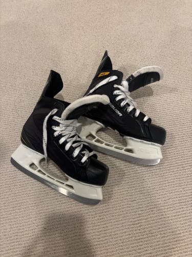 Black Bauer Supreme Hockey Skates Regular Width Size 4 (Used)
