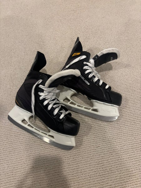 Black Bauer Supreme Hockey Skates Regular Width Size 4 (Used)