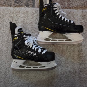 Black Bauer Supreme M1 Hockey Skates Regular Width Size 5 (Used)