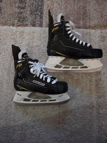 Black Bauer Supreme M1 Hockey Skates Regular Width Size 5 (Used)