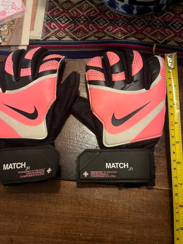 Youth Nike Match Jr Goalie Gloves size 5 (Used)