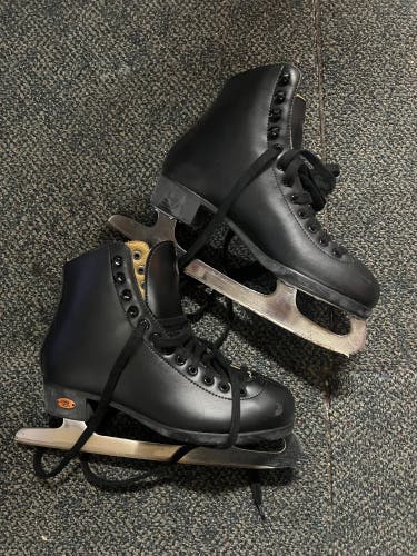 Riedell Figure Skates Size 5 (Used)