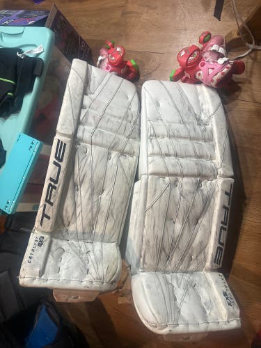 34" 2023 True Catalyst 9X3 Goalie Leg Pads (Used)