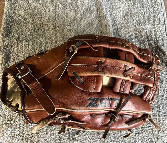 1998 Zett RHT Infield / outfield Baseball/ Softball Glove 12" (Used)