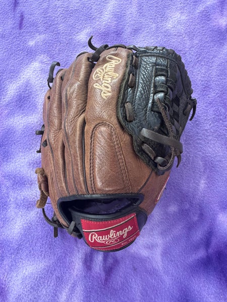 Black Rawlings Premium Series RH Pitcher's Baseball Glove 11.5" (Used)