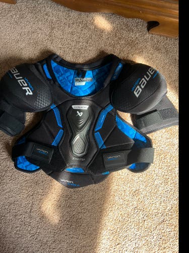 Men's Medium Senior Bauer Vapor Volt Shoulder Pads (Used)