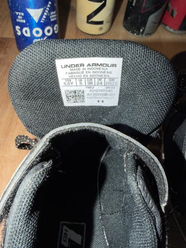 Kid's 5.5Y (Big Kids / Youth) Under Armour Harper 7 (Used)