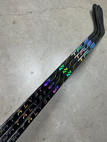 3 PACK 75 Flex Custom P28 Senior True Catalyst 9x3 Left Hand Hockey Stick Pro Stock (New)