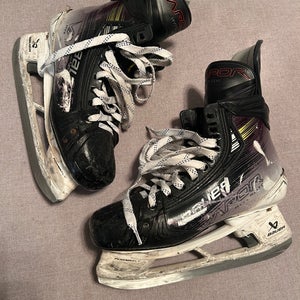 2023 Bauer Vapor Hyperlite 2 Hockey Skates Regular Width 7.5 (Used)