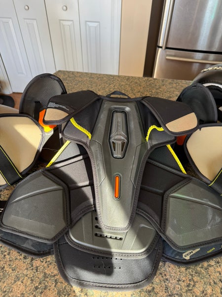 XL Senior CCM Tacks AS-V Shoulder Pads (Used)