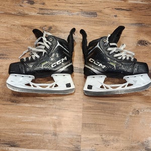 Black CCM Tacks Vector Premier (SMU) Hockey Skates Extra Wide Width Size 3 (Used)