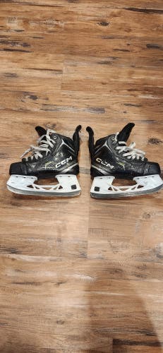 Black CCM Tacks Vector Premier (SMU) Hockey Skates Extra Wide Width Size 3 (Used)
