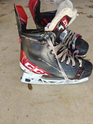 CCM JetSpeed FT485 Hockey Skates Regular Width Size 2.5 (Used)