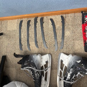 Black Bauer Vapor Hyperlite 2 Hockey Skates 10.5 (Used)