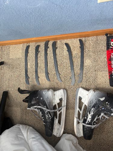 Black Bauer Vapor Hyperlite 2 Hockey Skates 10.5 (Used)