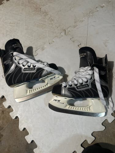 Bauer Supreme 2090 Hockey Skates Size 1 (Used)