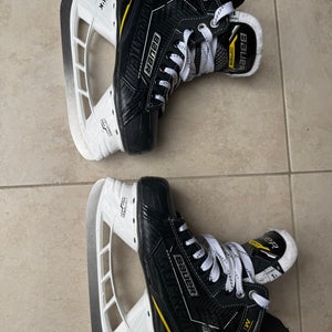Black/Yellow 2022 Bauer Supreme M1 Hockey Skates Regular Width Size 1.5 (Used)