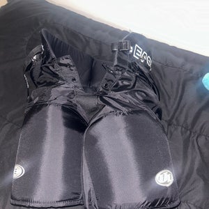 Women's Junior Medium Easton Stealth Hockey Pants (Used)