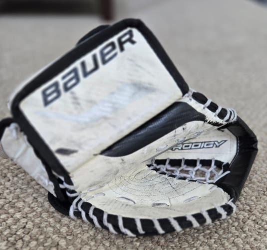 Youth Bauer Prodigy Left Hand Catching Glove (Used)