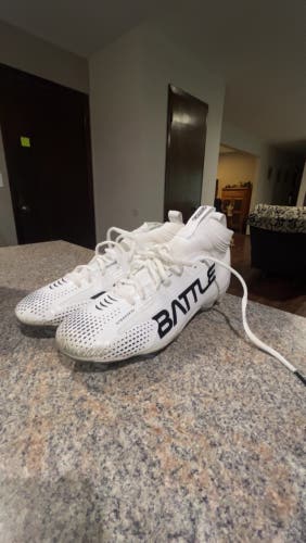 White Men's Size M 9.5 (W 10.5) Adult Battle Molded Cleats Cleats (New)