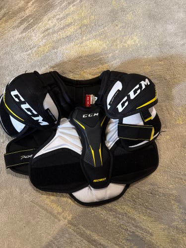Small Junior CCM Tacks 9060 Shoulder Pads (Used)