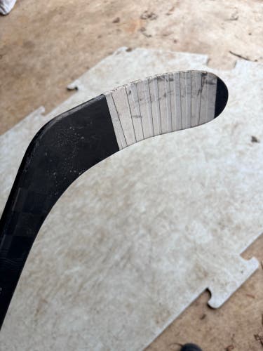 Junior CCM Right Handed Hockey Stick P28 40 Flex (Used)