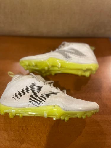 White Men's 6.5Y (Big Kids / Youth) Youth New Balance Rush Mid Top Molded Cleats (Used)