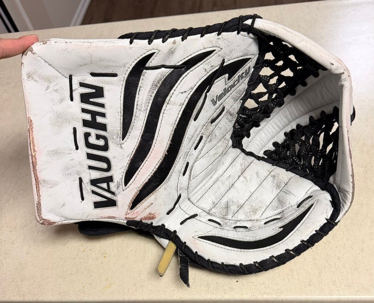 Vaughn Velocity V4 7900 Catcher Regular Pro Stock (Used)