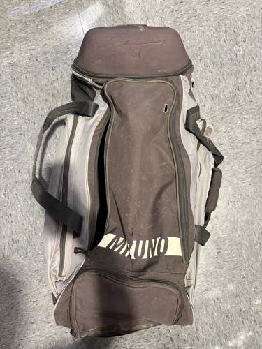 Black Mizuno Samurai Wheeled Catcher's Bag (Used)