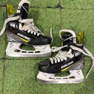 Junior Bauer Vapor X4 Hockey Skates Extra Wide Width Size 2 (Used)