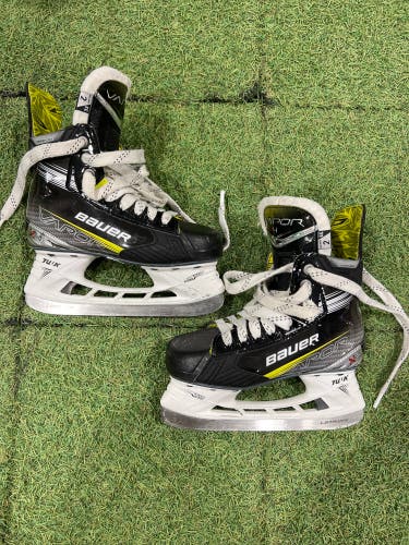 Junior Bauer Vapor X4 Hockey Skates Extra Wide Width Size 2 (Used)