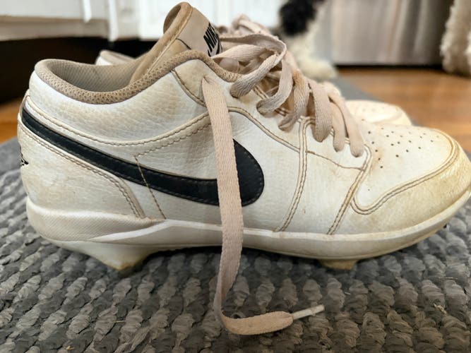 White Men's Size M 7.0 (W 8.0) Adult Nike Air Jordan Low Top Metal (Used)