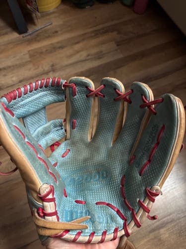 2024 Wilson A2000 RH Infield Baseball Glove 11.75" (Used)