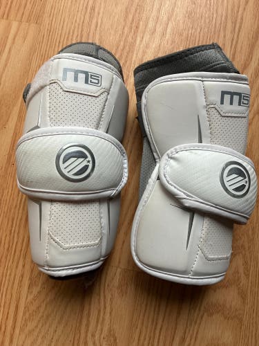Medium Youth Maverik M5 Arm Pads (Used)