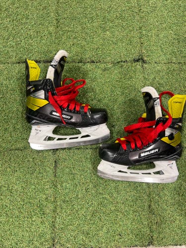 Intermediate Bauer Supreme 3S Hockey Skates Size 4.5 (Used)
