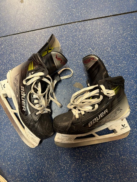 Bauer Vapor Hyperlite 2 Hockey Skates Wide Width Size 6 (Used)