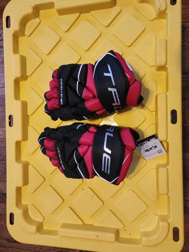 NEW True Catalyst 9x3 Black/Red Gloves 12"