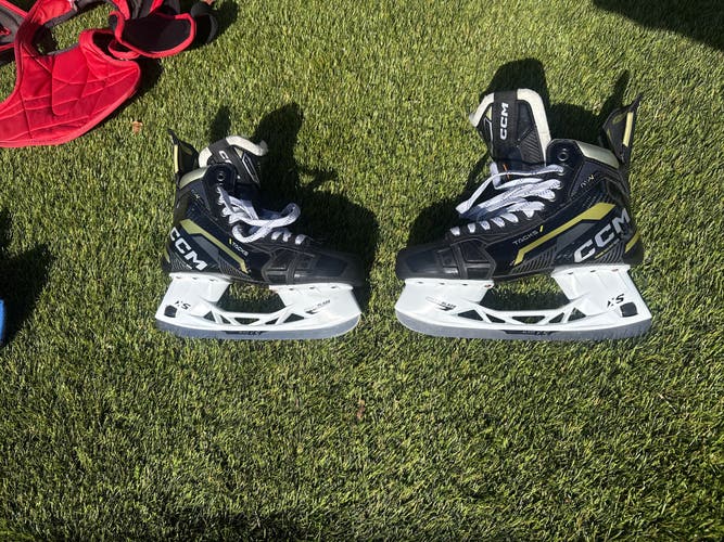 Black 2022 CCM AS-V Pro Hockey Skates Regular Width 9.5 (New)