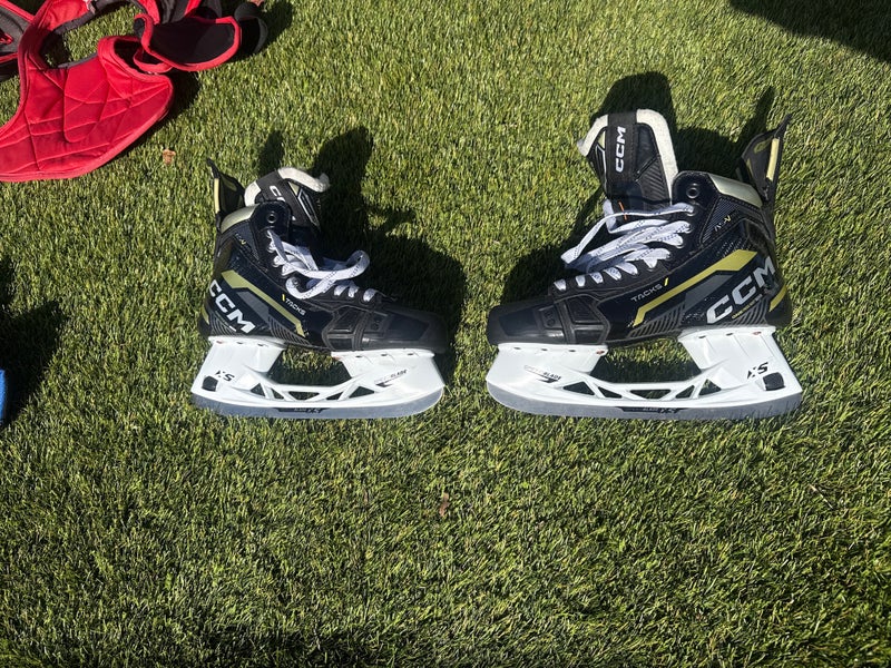 Black 2022 CCM AS-V Pro Hockey Skates Regular Width 9.5 (New)