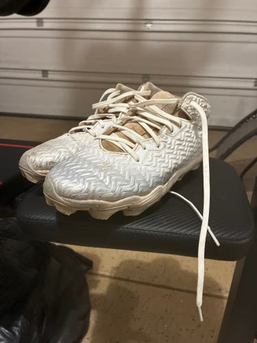 White Men's Size M 8.0 (W 9.0) Adult Under Armour Low Top Molded Cleats (Used)