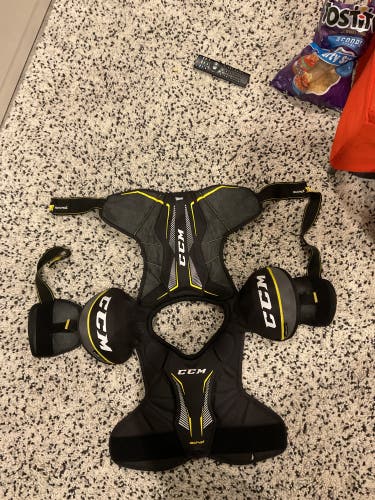 Large Junior CCM Tacks 9040 Shoulder Pads (Used)