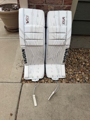 33" 2023 Vaughn V10 Pro Carbon Goalie Leg Pads (Used)