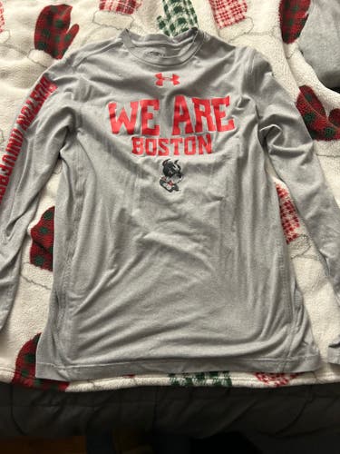 Gray Medium Boston University Hockey Adult Unisex Under Armour Shirt (Used)