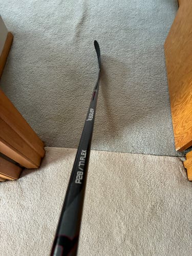 Senior Bauer Vapor X5 Pro Right Handed Hockey Stick P28 77 Flex (Used)