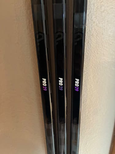 Pro 29 Senior Right Handed Hockey Stick 77 Flex