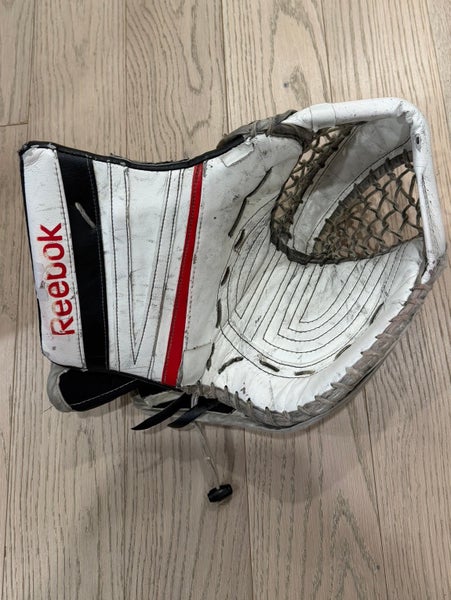 Reebok Regular Premier 4 Pro goalie glove (580 angle)