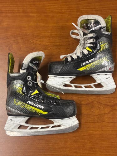 Youth Bauer Vapor X4 Hockey Skates Regular Width 12 (Used)