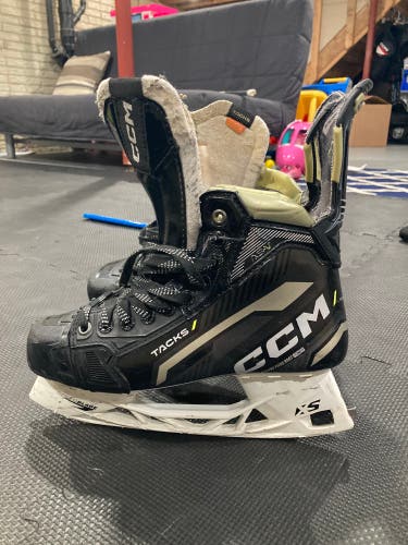 CCM AS-V Hockey Skates Regular Width 7 (Used)