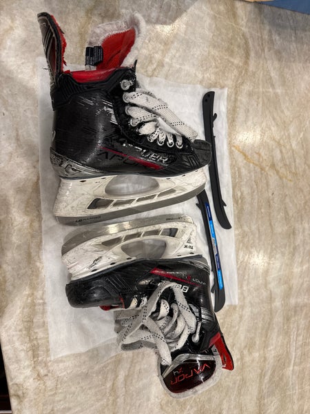 Bauer Vapor Hockey Skates Size 4 (Used)