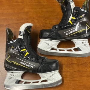 Junior Bauer Supreme M40 Hockey Skates Extra Wide Width Size 2 (Used)